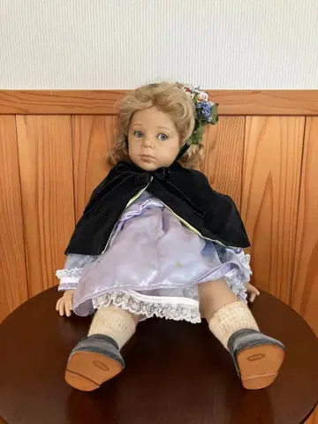 금발 인형 블랙 망토 보라색 드레스