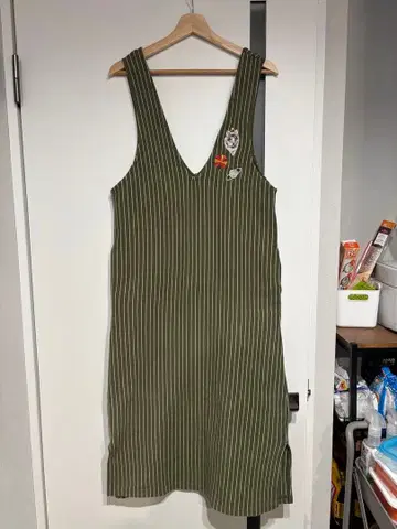 올리브 그린 스트라이프 슬리브리스 원피스