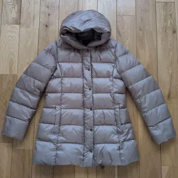 23구 베이지색 다운 자켓 후드 부착 42 사이즈