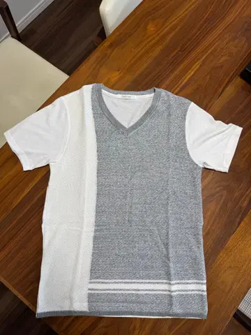 꼼사맨 그레이와 화이트의 V넥 티셔츠