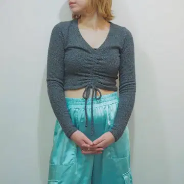 그레이 프론트 개더 긴팔 니트탑 크롭 기장