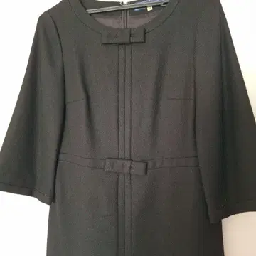 엠즈 그레이시 블랙 리본 포함 무릎 기장 원피스