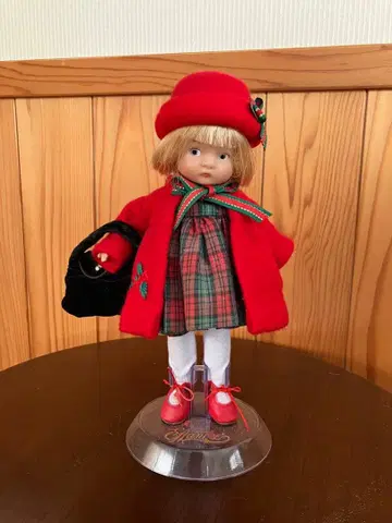 빨간색 코트의 체크 무늬 인형