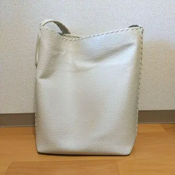 화이트 합성 피혁 숄더백