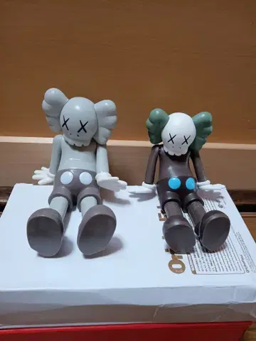 KAWS 아트 피규어 스컬 디자인 2체 세트 약 15cm