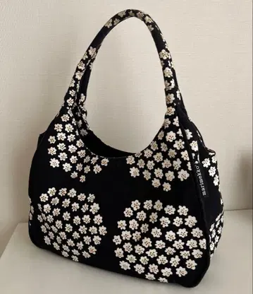 마리메꼬 패브릭 소재 꽃무늬 핸드백 블랙과 화이트