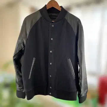 유니클로 바시티 자켓 스타디움 점퍼 네이비 블랙