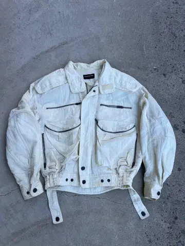 화이트 아우터 지퍼 포켓 부착