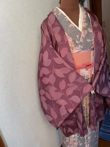 겉옷 보라색 잎과 열매