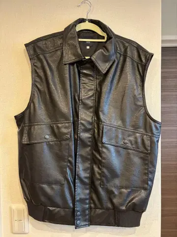 [ 새상품 택 포함 ] 블랙 합성 피혁 슬리브리스 베스트