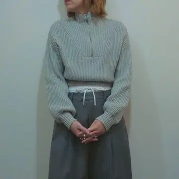 그레이 하이넥 하프 지퍼 크롭 리브 니트탑