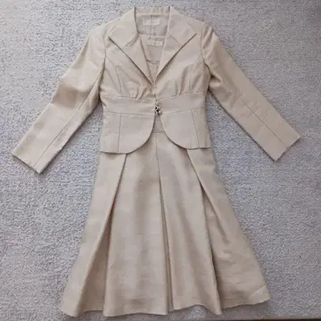 베이지 자켓과 스커트 세트