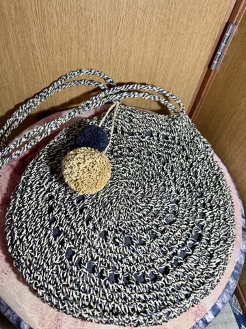 원형 바스켓백 블랙과 베이지 스트라이프