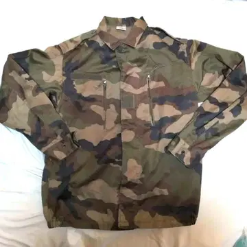 TRANSCONECTION 카모플라쥬 밀리터리 자켓 전면 지퍼 포켓 부착