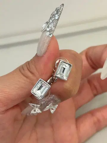 스와로브스키 귀걸이 실버 컬러 양쪽 귀