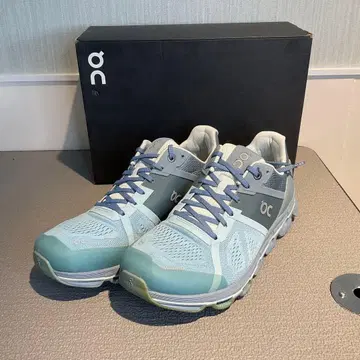 On 러닝화 라이트 블루 26cm 미사용 새상품 얼룩, 노후화 있음