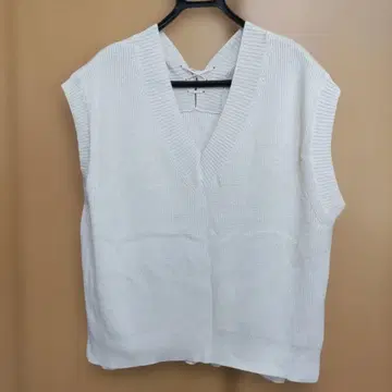 화이트 V넥 니트 베스트