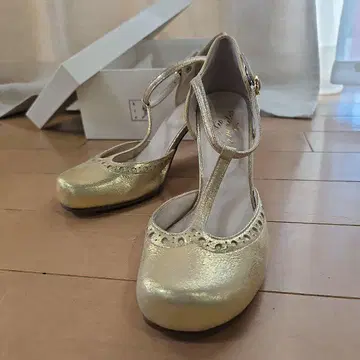 골드 스트랩 펌프스 중간 힐