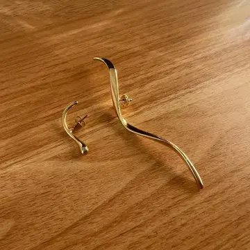 웨이브 귀걸이 비대칭 골드색