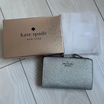 케이트 스페이드 실버 접이식 지갑