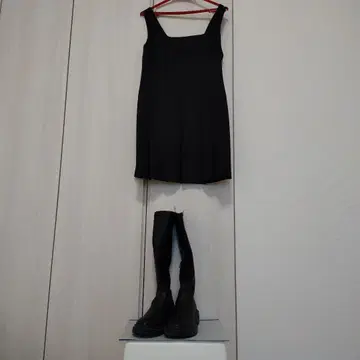 GU 블랙 부츠 & 오버롤 스커트 세트