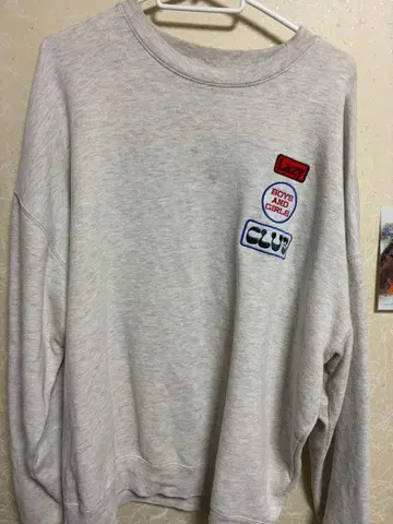 [ FREAK'S ] 라이트 그레이 자수 패치 맨투맨