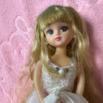 금발 인형 옅은 핑크 드레스