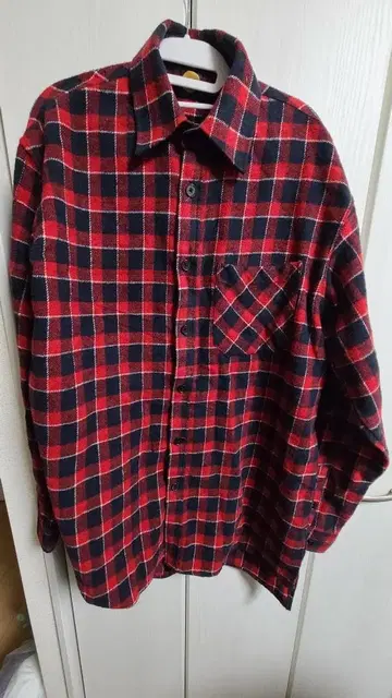 빨간색과 검은색 체크 무늬 긴팔 플란넬 셔츠와 팬츠 세트