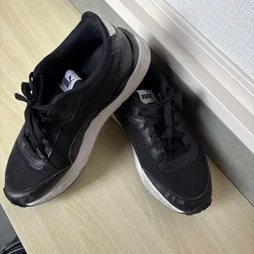 PUMA 블랙 스니커즈