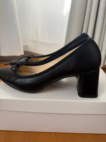 Repetto 블랙 가죽 리본 포함 하이힐