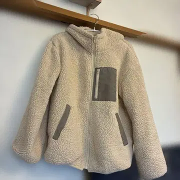 포근포근 베이지 플리스 자켓 가슴 포켓 부착