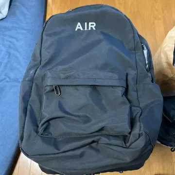 AIR 로고가 달린 블랙 백팩