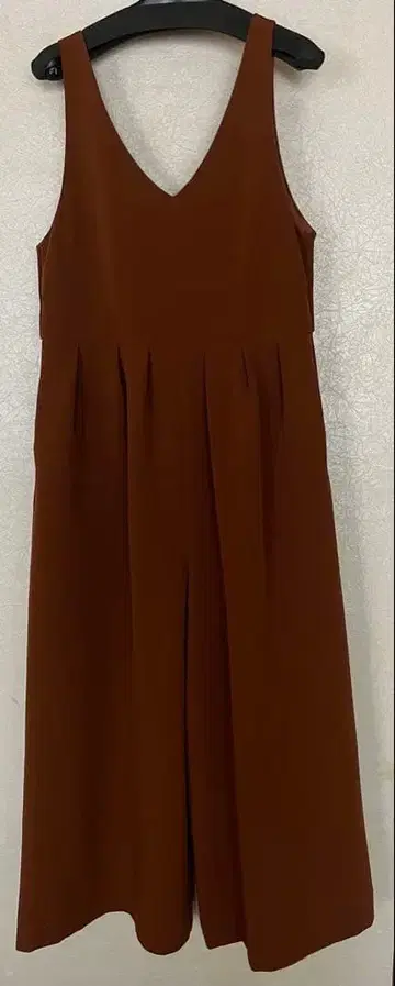 브라운 V넥 슬리브리스 올인원