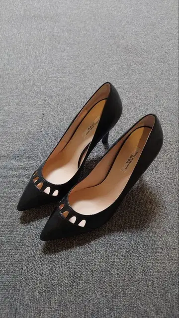 SEVEN TWELVE THIRTY/세븐투엘브서티 펌프스