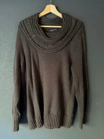 그레이 니트 스웨터 카울넥 케이블 짜임