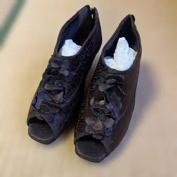 허브 다크 브라운 오픈토 신발 플라워 장식