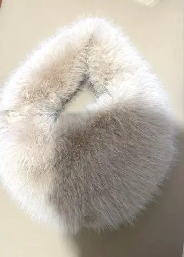 어반 리서치 퍼 라운드 백 베이지 색상 스냅 버튼 포함