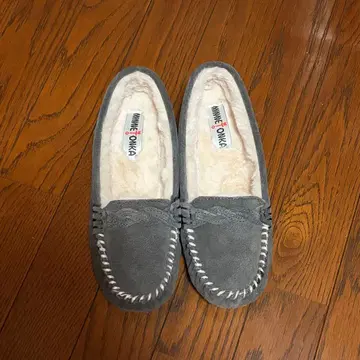 미사용 새상품 미네통카 사이즈 9 24.5~25cm 그레이