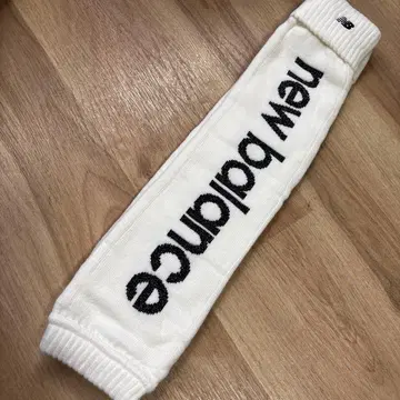 New Balance 로고입 레그 워머 화이트