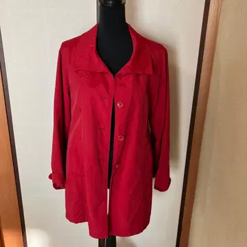 빨간색 단추식 트렌치코트