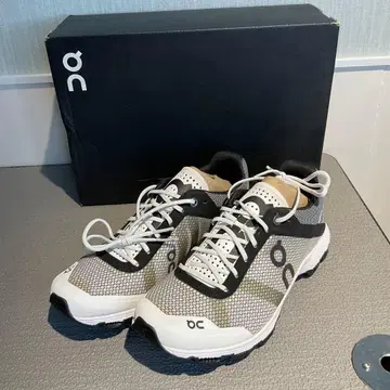 On 러닝화 화이트/그레이 미사용 새상품 22.5cm 얼룩 있음