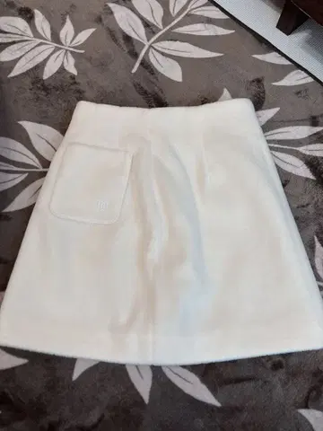 다리치 화이트 플레어 스커트 사이드 포켓 포함