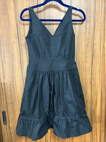 사이즈 4 블랙 V넥 프릴 드레스