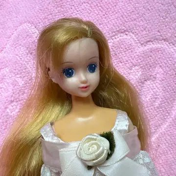 티모테 인형 금발 파란 눈 옅은 핑크 드레스