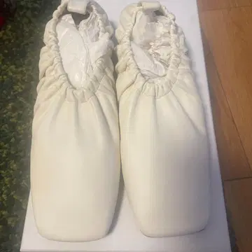 NEOUS 화이트 플랫슈즈