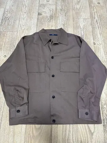 브라운 셔츠 자켓 앞 포켓 부착