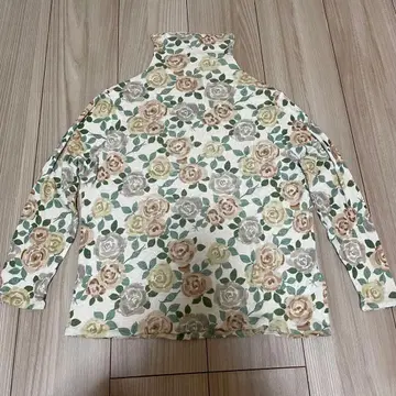 [ 바라쿠라 ] 장밋빛 생활 꽃무늬 하이넥 티셔츠