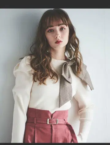 리본 포함 아이보리 리브 니트 스웨터