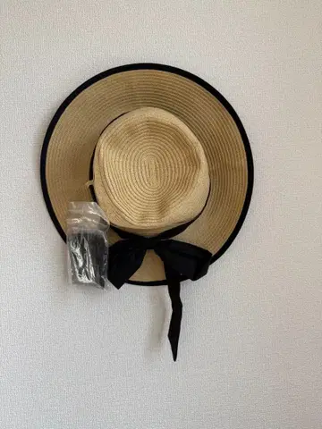 베이지 스트로우 햇 블랙 리본 포함