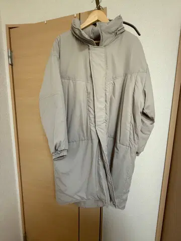 베이지 후드 부착 다운 자켓